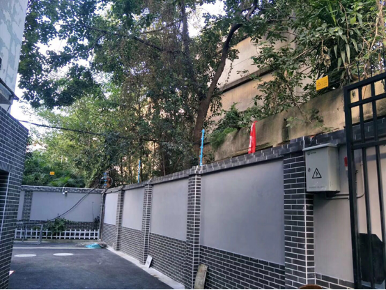 學校安裝電子圍欄的必要性，學生翻墻外出感染